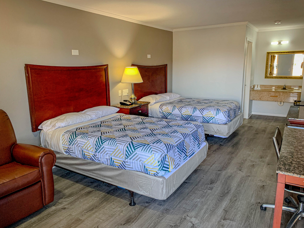 2 Full Beds - Non-Smoking, Micfridge