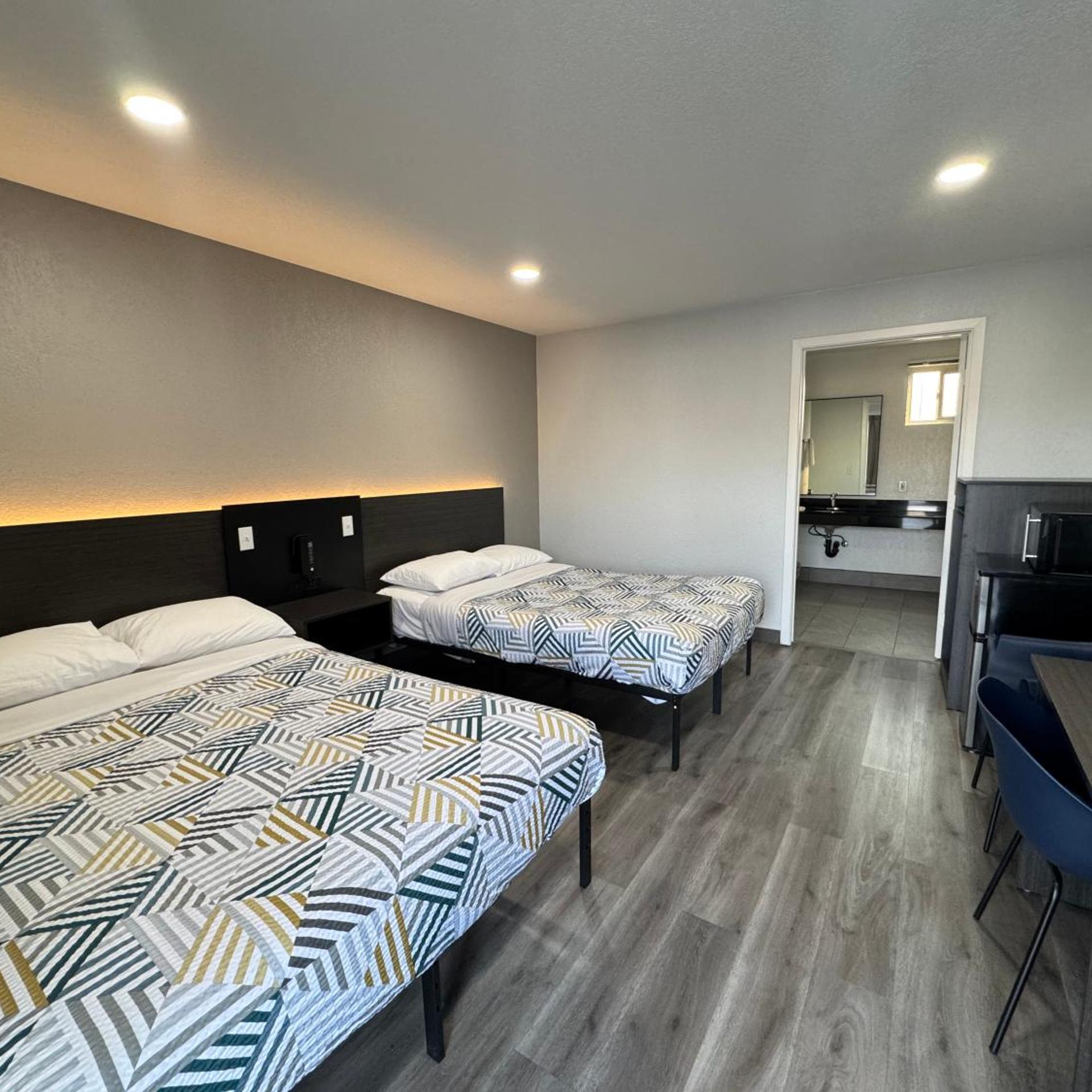 2 Full Beds Mobility Access RI Shower Nsmk