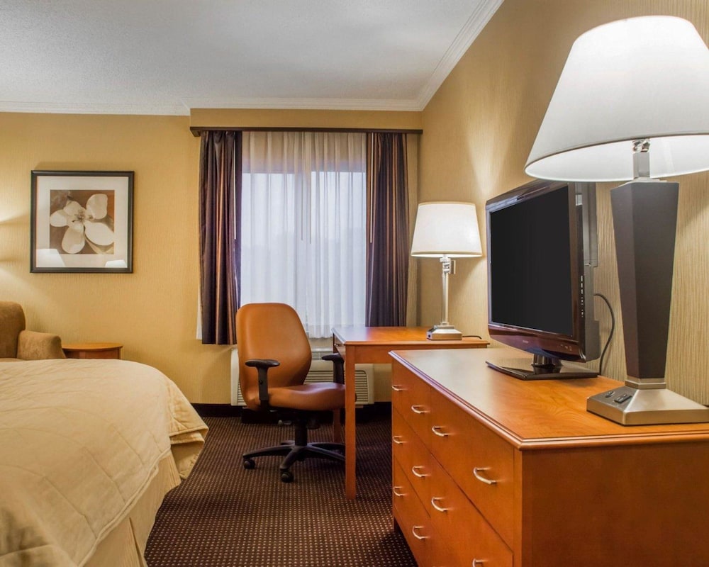 Clarion Hotel & Suites Riverfront Oswego 31/35