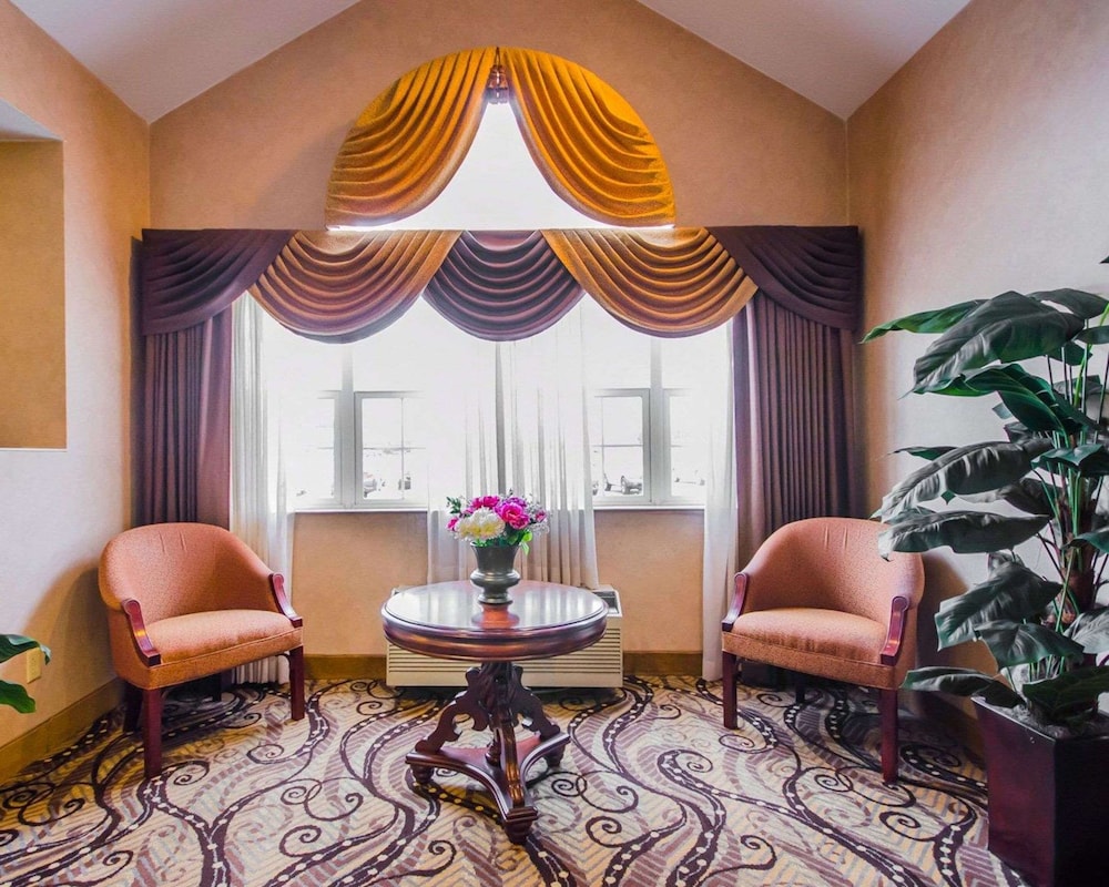 Econo Lodge Inn & Suites Evansville East 22/40