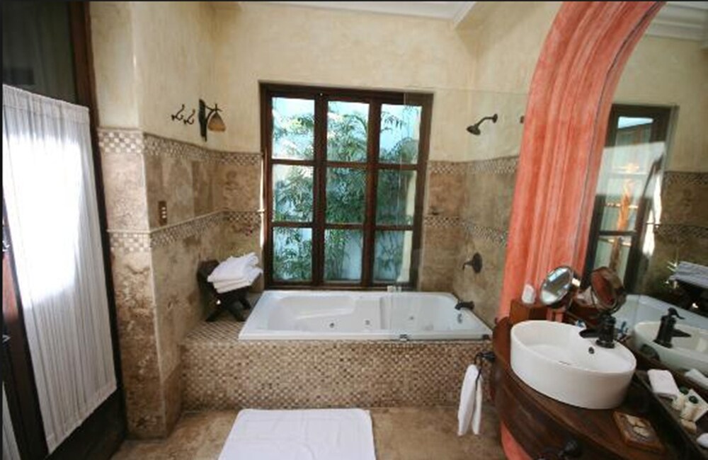 SUITE, QUEEN BED