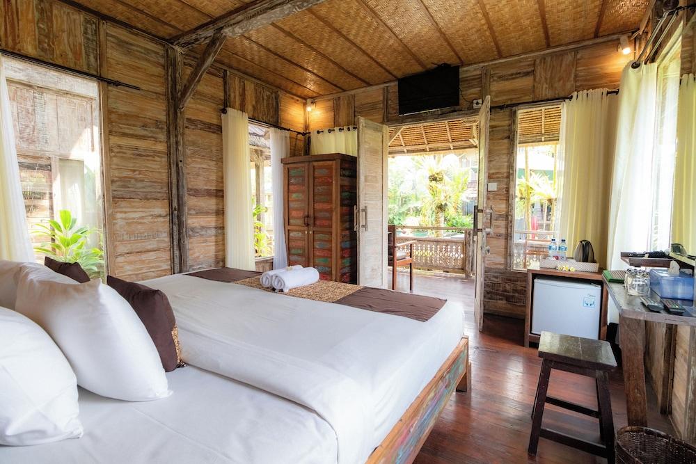 Deluxe, Double and Twin Beds