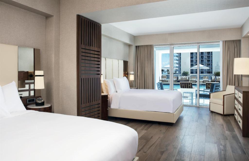 1 Bedroom, Suite, 2 Queen Beds, Pool Side, Sofa، Conrad Fort Lauderdale Beach 2/6