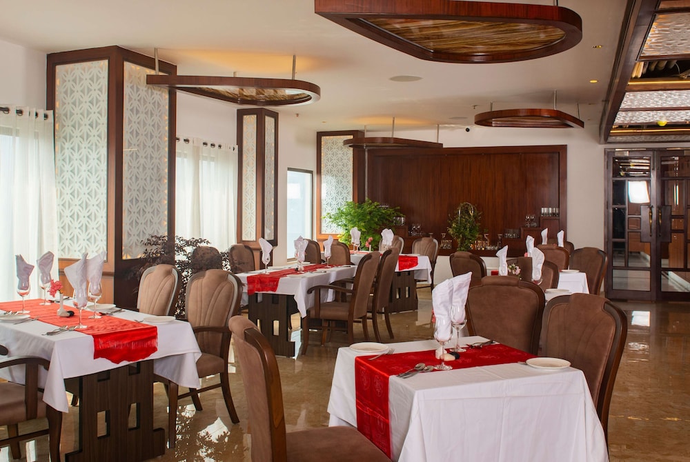 Ramada by Wyndham Gangtok Hotel & Casino Golden 36/50