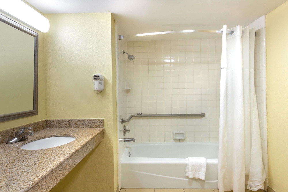 Days Inn by Wyndham Lebanon 6/35
