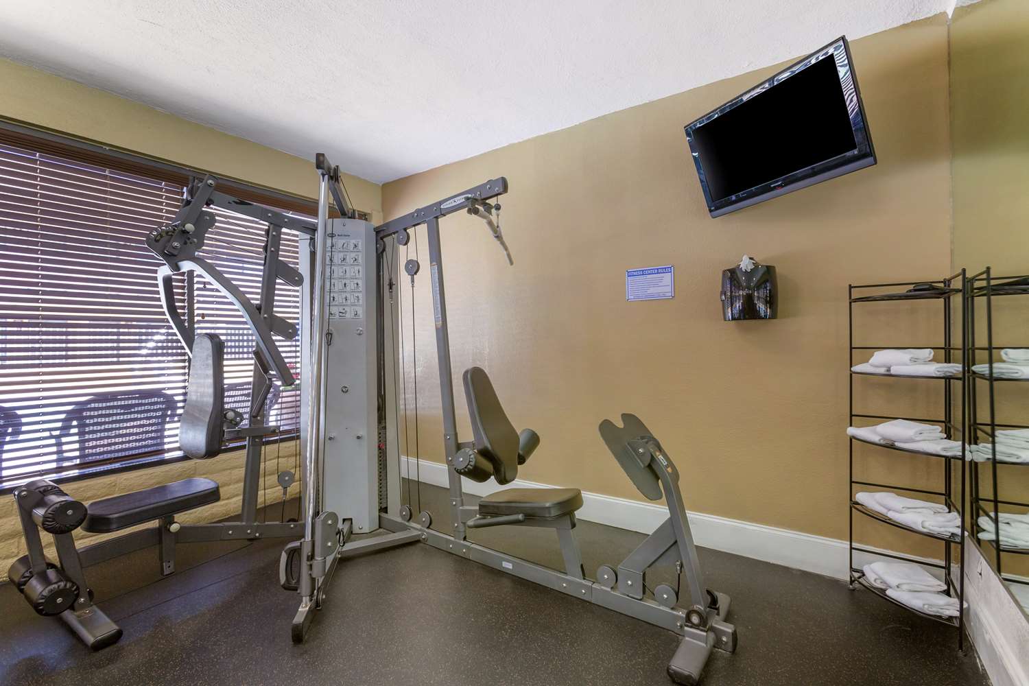 Royal Sun Inn & Suites 16/25