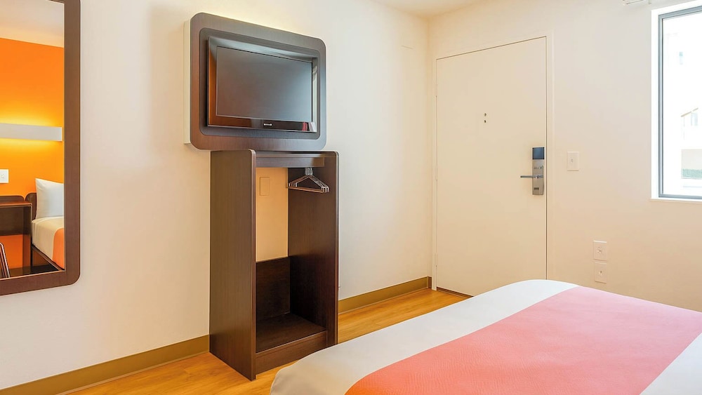 1 Queen Bed Premium, Mini Fridge, Motel6 Carlsbad, CA Beach 10/10