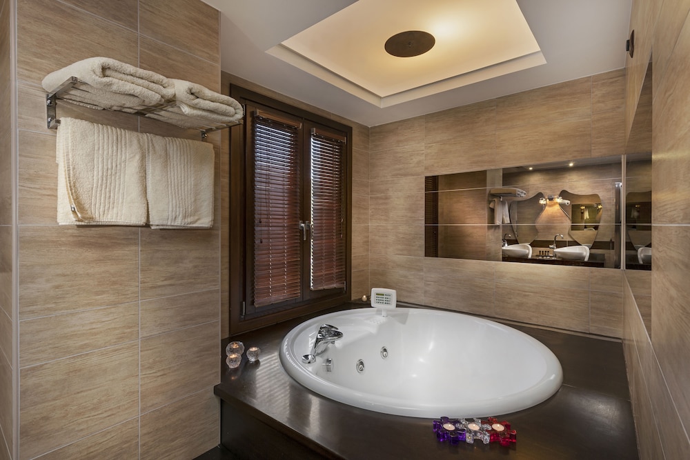 Iakovakis Suites Spa 45/50