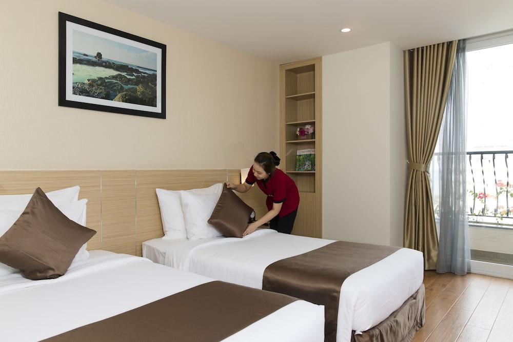 DELUXE, DOUBLE OR TWIN BED, CITY VIEW, BALCONY