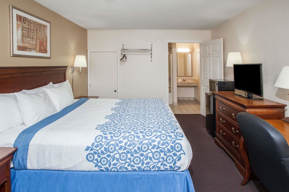 Days Inn by Wyndham Fort Wayne 6/21