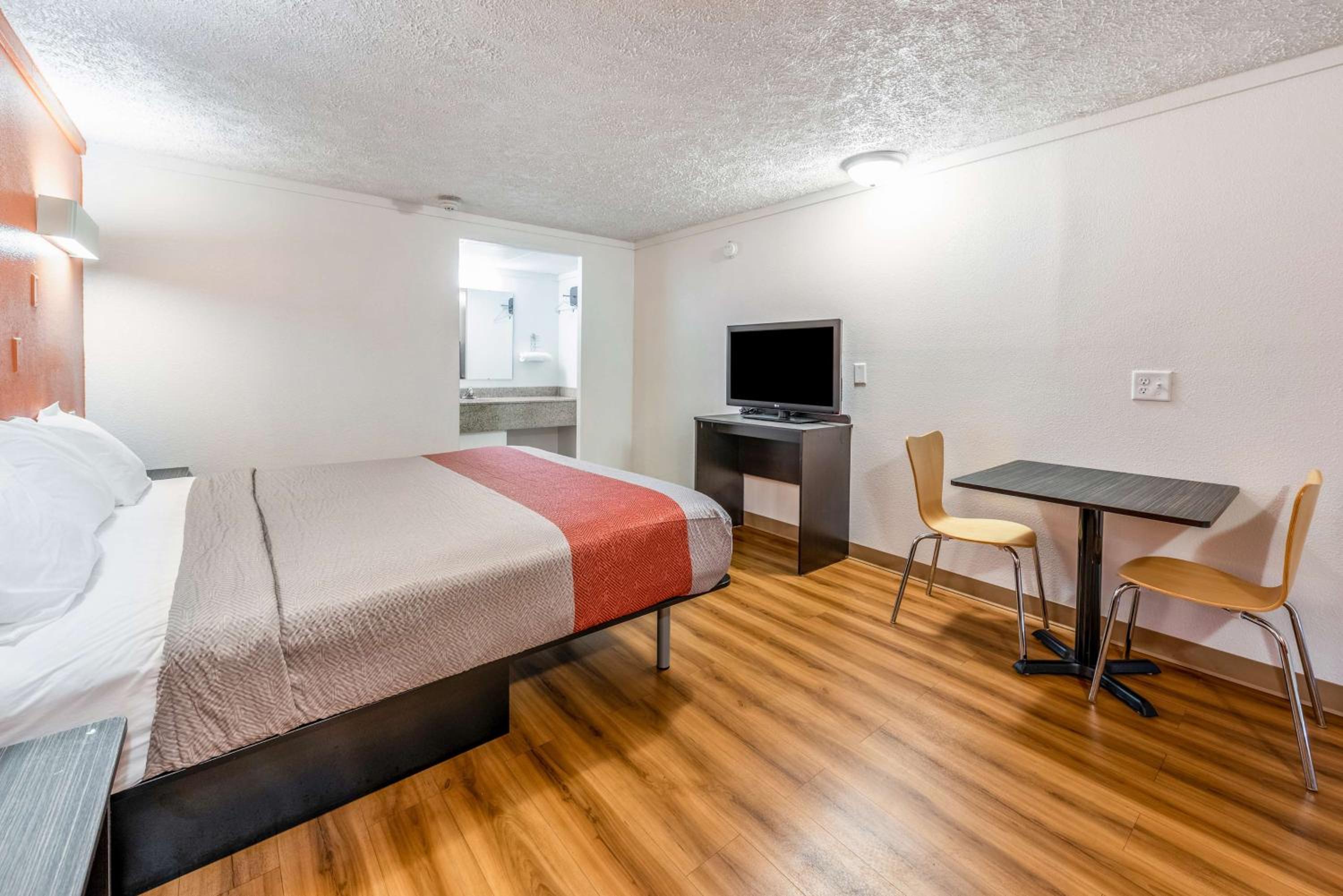 غرفة بسرير كينج، Motel6 Mansfield, OH 3/9