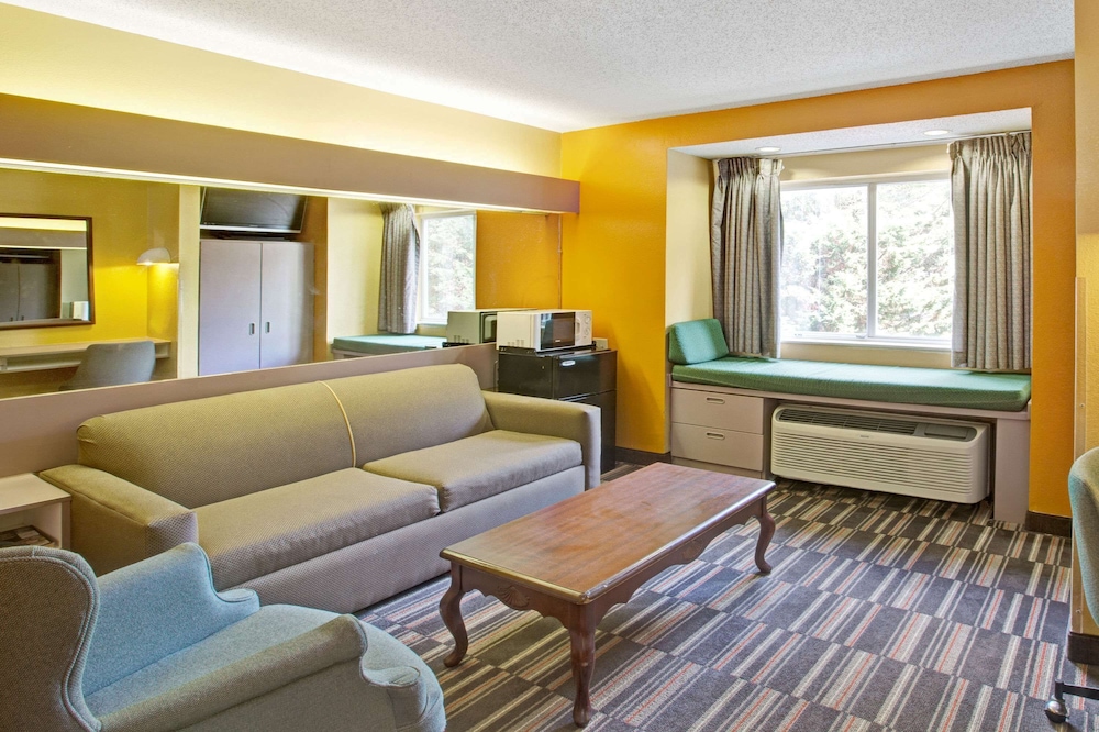 Microtel Inn And Suites Gatlinburg 21/29