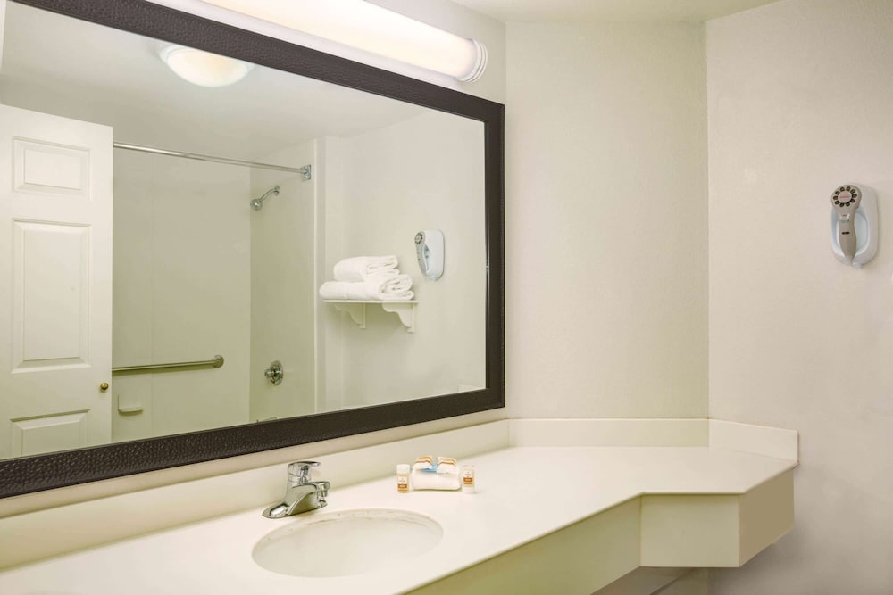 La Quinta Inn Suites St Louis Westport 13/49