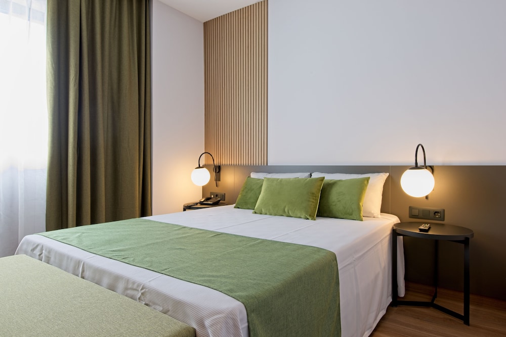ROOM, DOUBLE BED