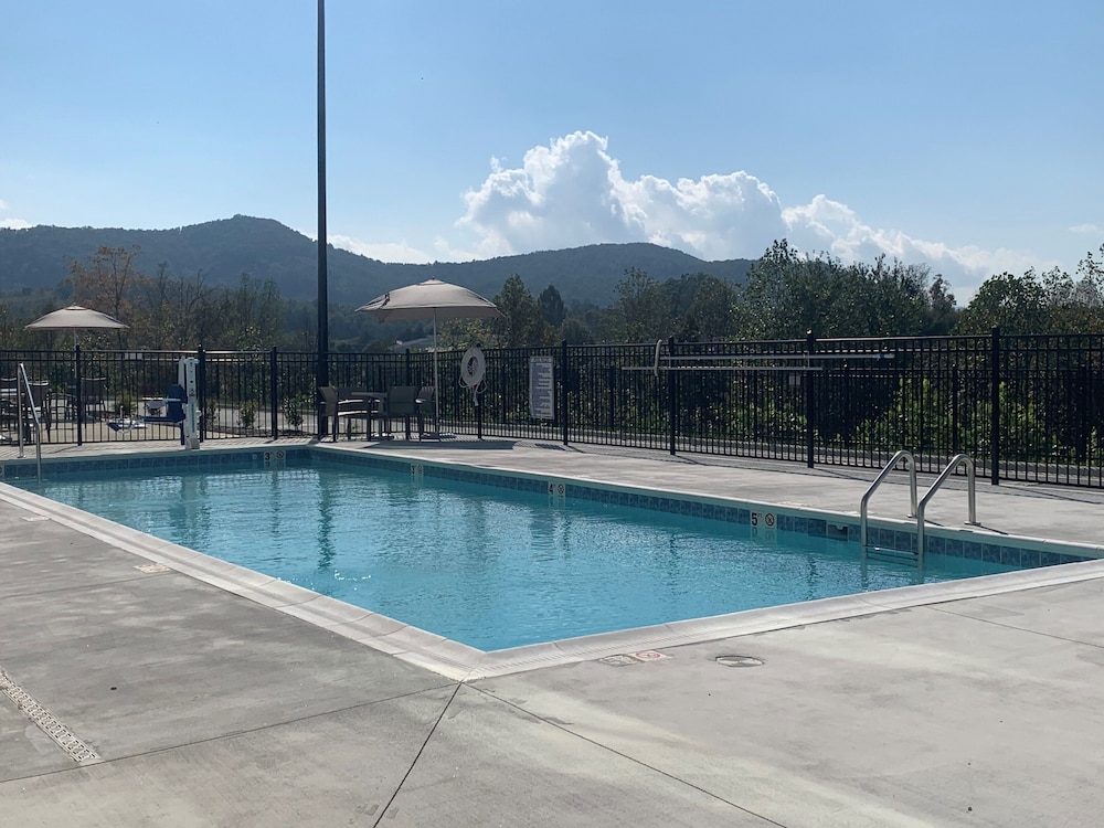 Holiday Inn Express Suites Marion 42/59