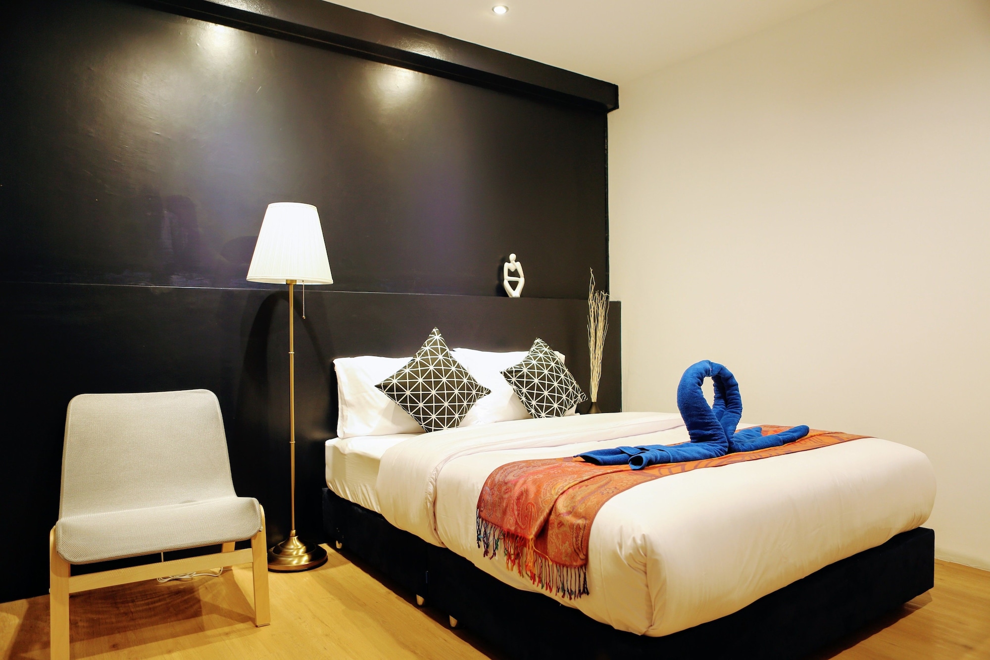 BASIC, STUDIO, QUEEN BED
