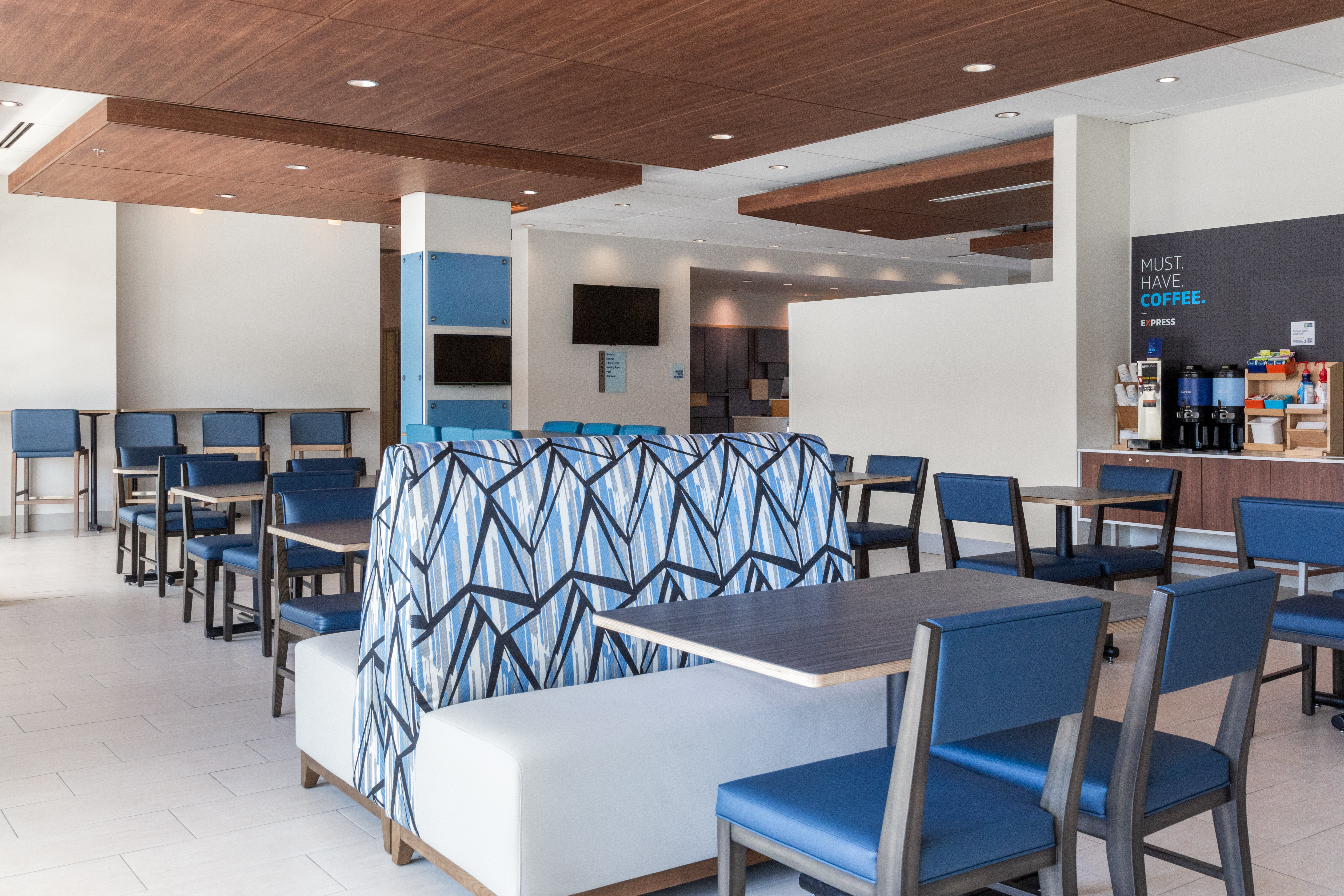 Holiday Inn Express And Suites Victoria Colwood 50/67