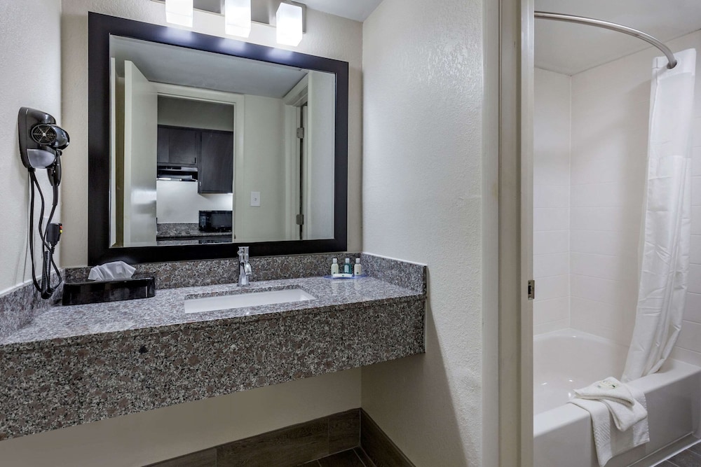 Quality Inn & Suites Spring Lake - Fayetteville near Fort Bragg 18/41