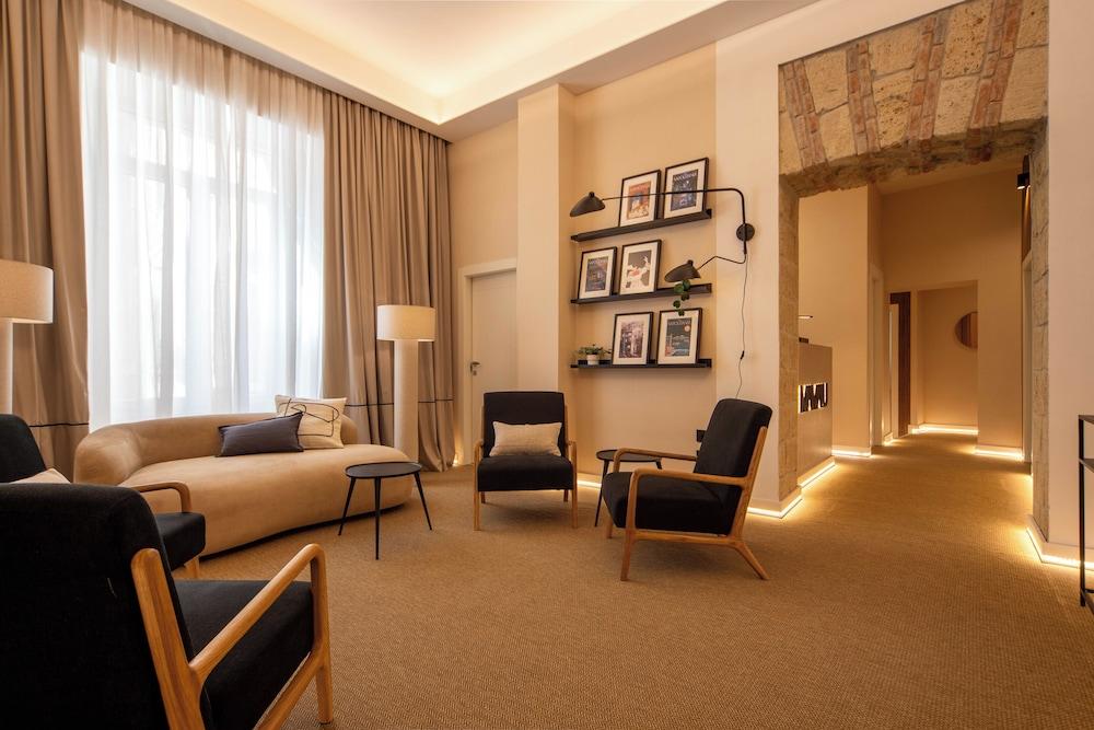 Mamalu Studios and Suites 14/25