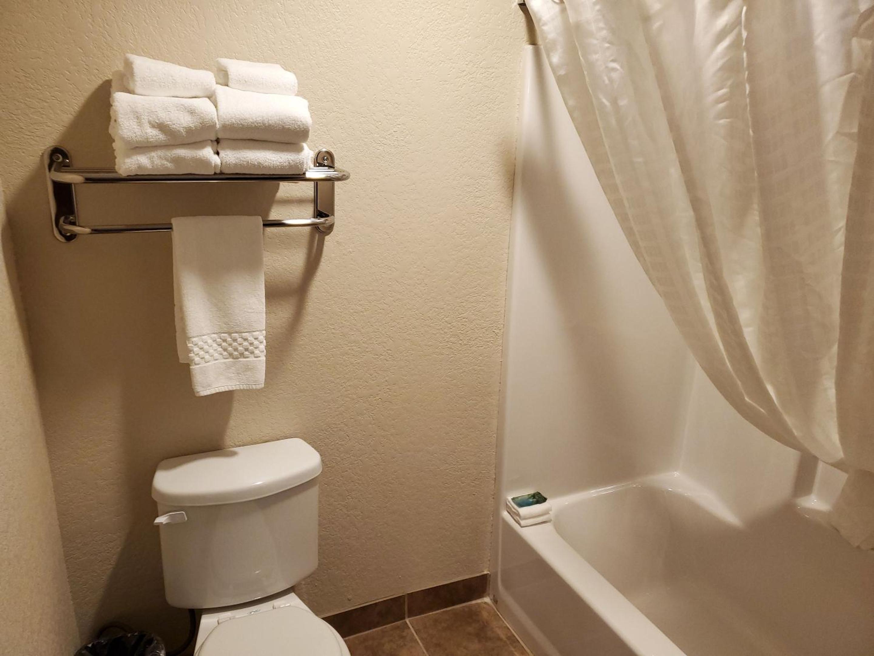 غرفة بسرير كينج بجاكوزي، Cobblestone Inn and Suites Maryville 4/9