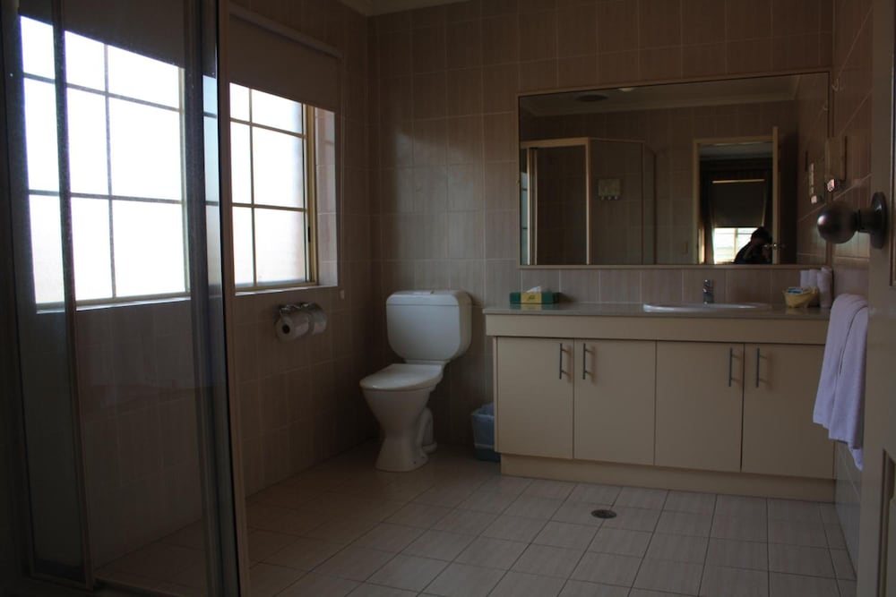 Grand Manor Motor Inn 31/32