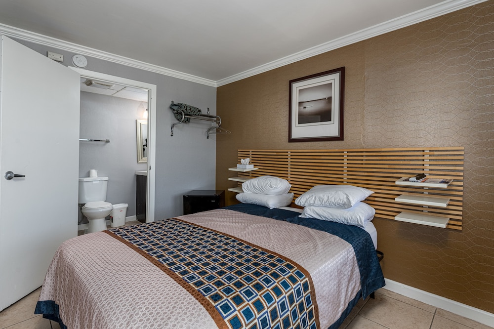 Boardwalk Hotel Charlee Beach House Rentals 13/50