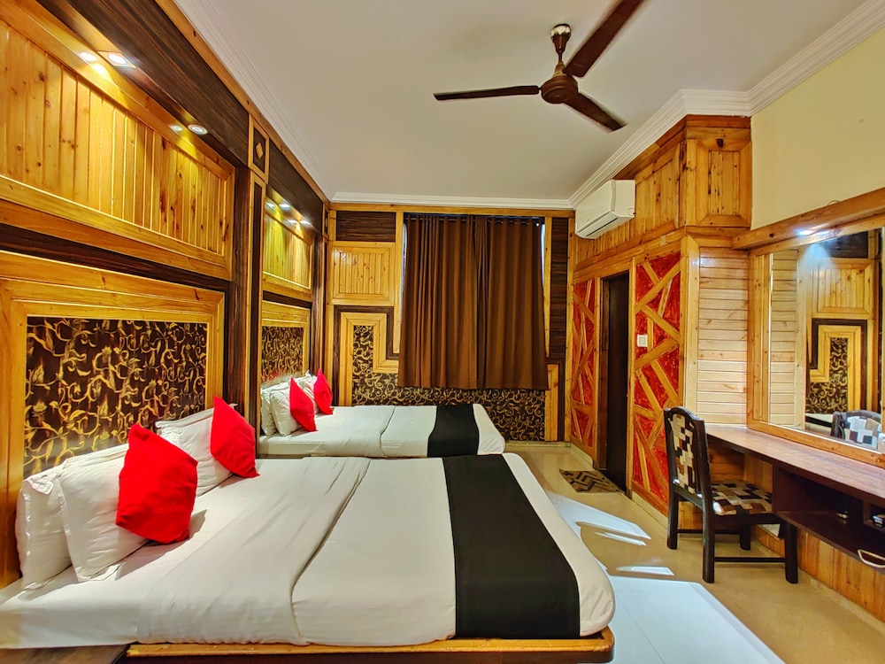غرفة قياسية رباعية بسرير كوين، Hotel Pratap Heritage 3/8