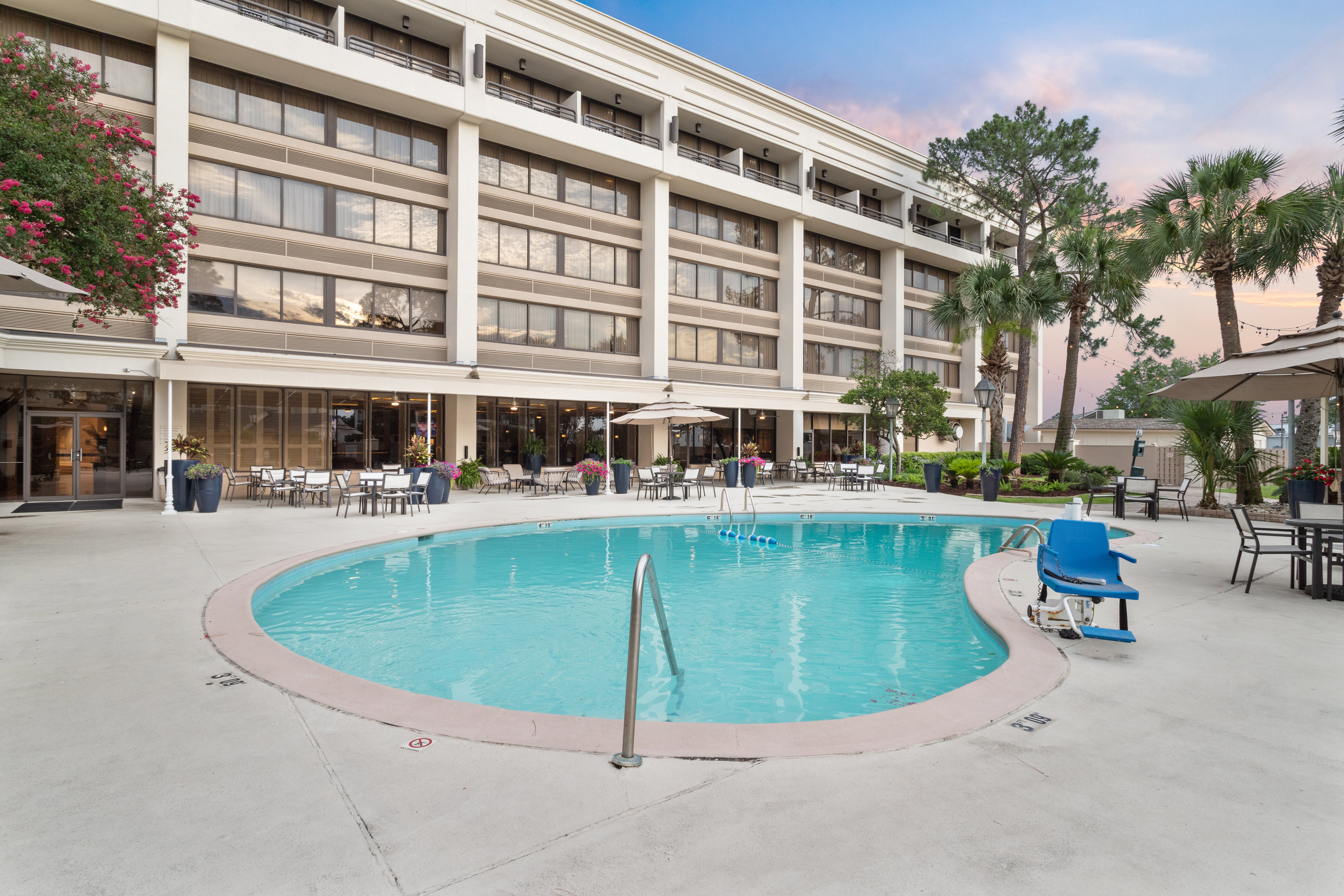 Crowne Plaza Executive Center Baton Rouge, an IHG Hotel 5/79