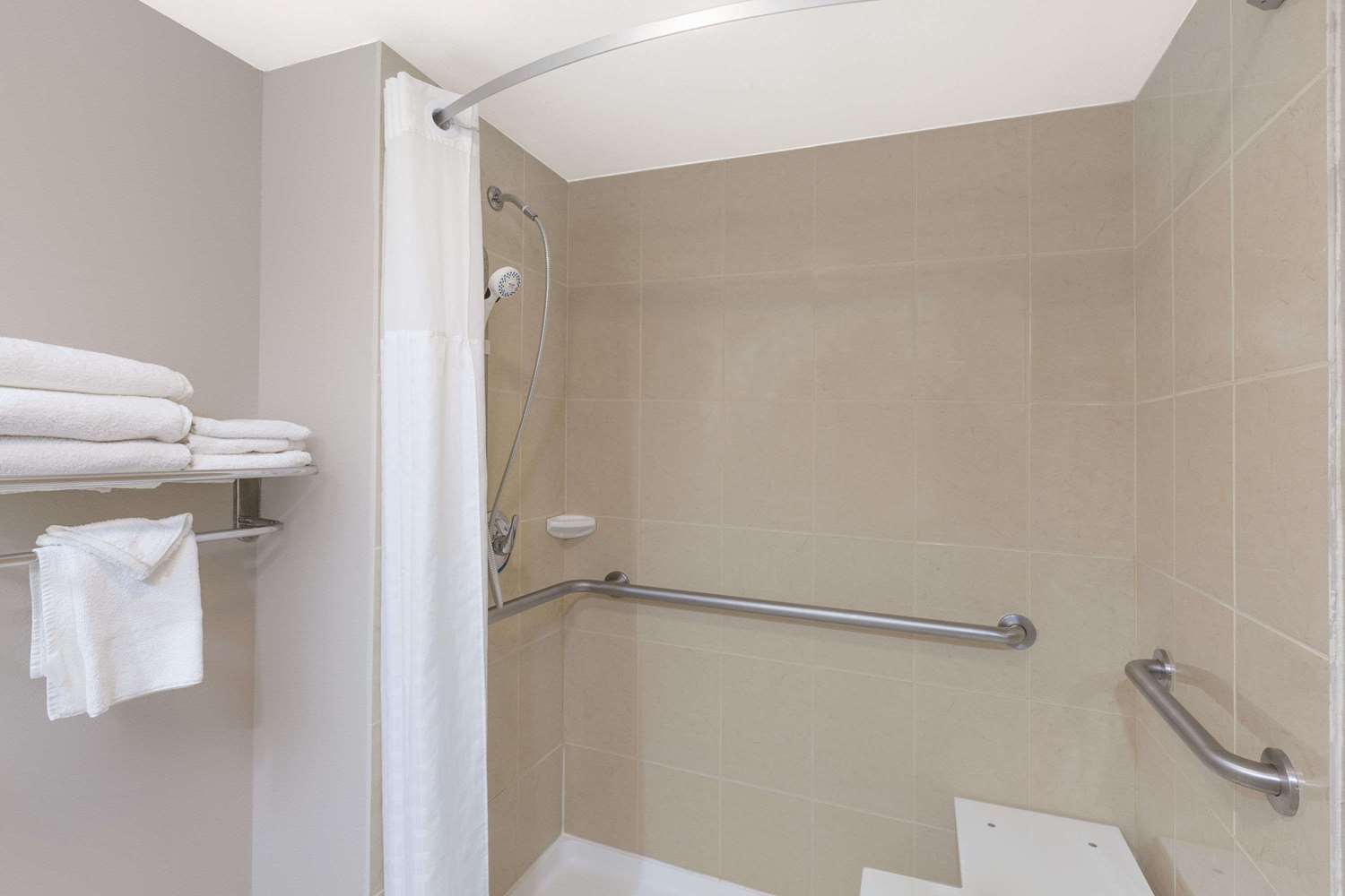 Days Inn By Wyndham Utica 34/34