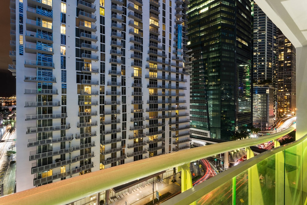 Courtyard By Marriott Miami Downtown 2/52
