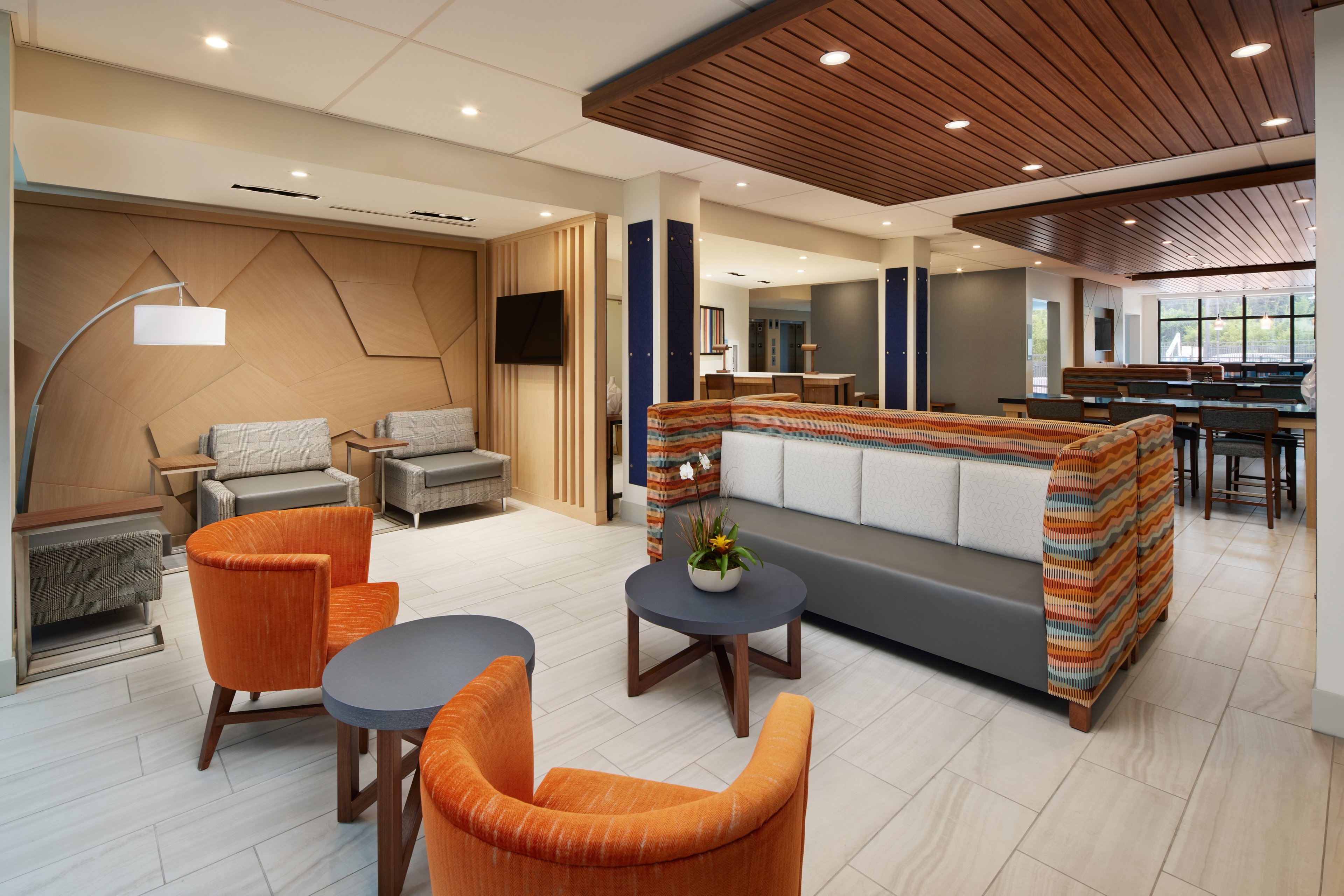 Holiday Inn Express & Suites Gulf Breeze Pensacola Area 35/52