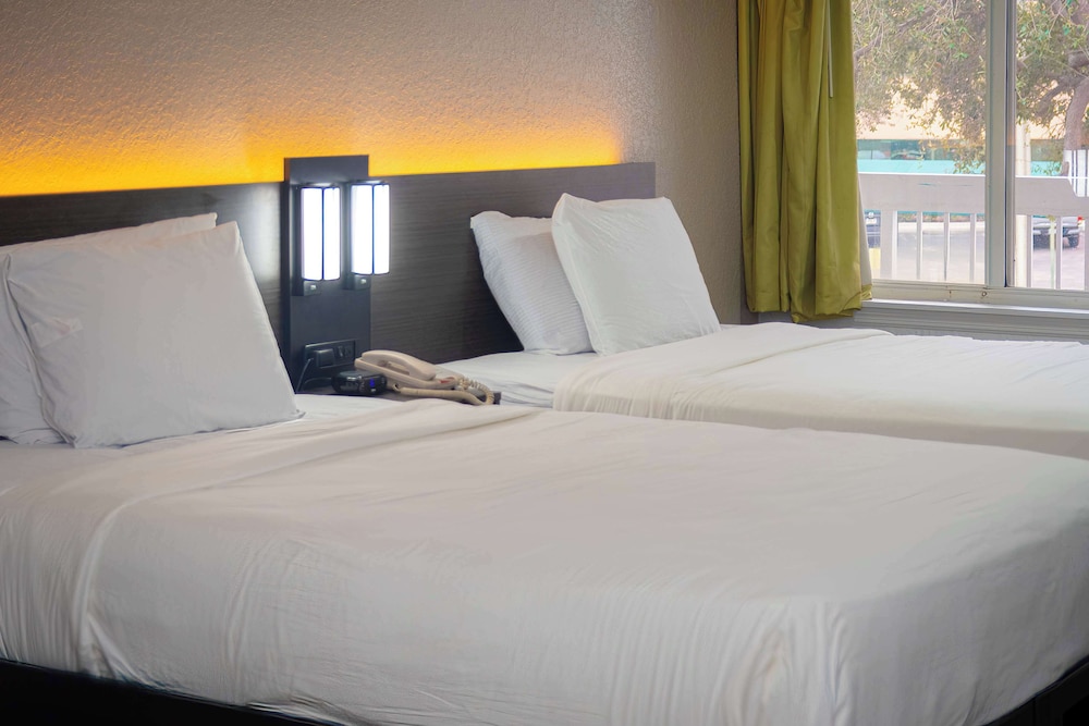 Studio 6 Extended Stay - West Palm Beach, FL 26/52