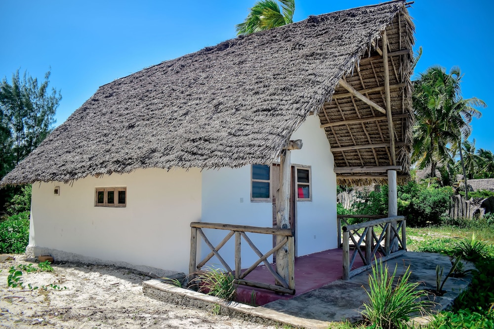 Blue Earth Beach Bungalows 4/72