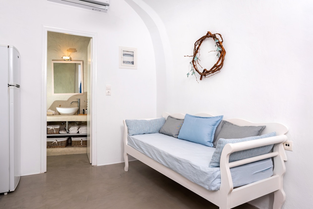 Santorini Caves 25/50