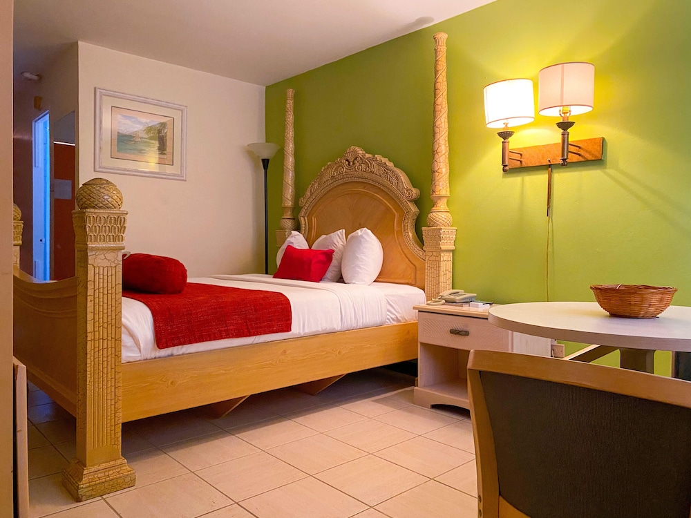 Executive, Suite, Queen Bed, Point Salines Hotel 7/10