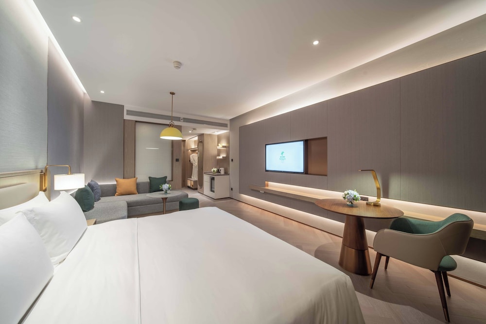 1 Bedroom, Suite, King Bed, Living Area