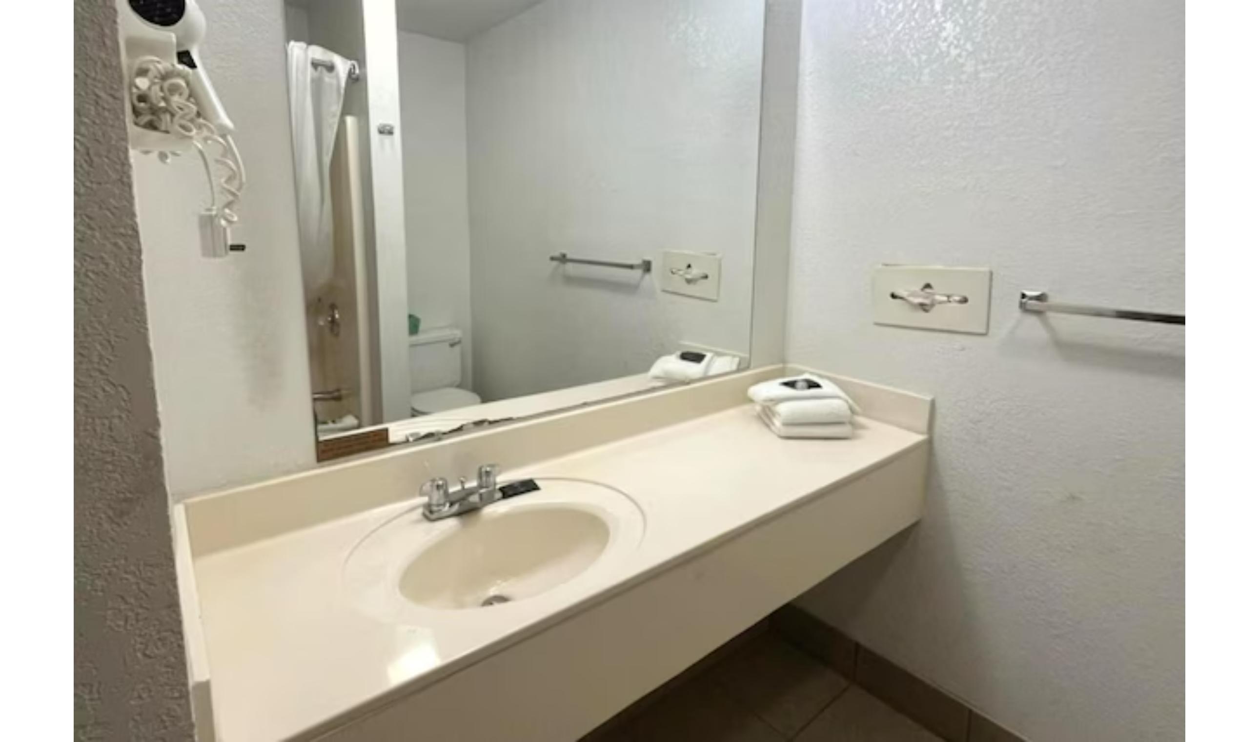 غرفة بسرير كينج لغير المدخنين، Residential Suites Warrensburg by Hotel O US 50 6/8