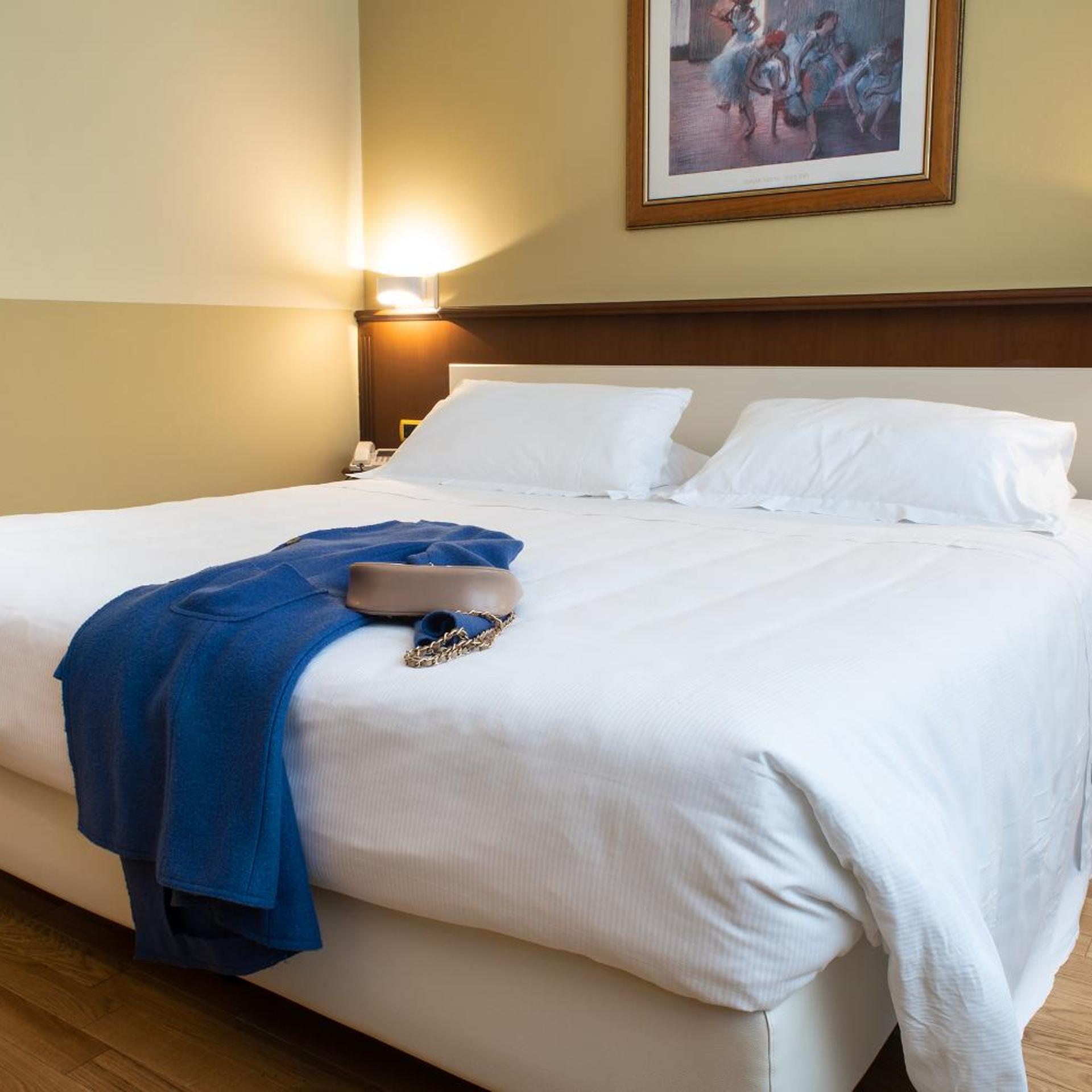 ROOM, DOUBLE BED