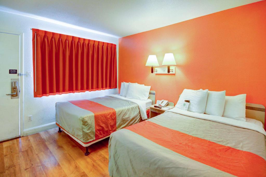 2 Full Beds - Non-Smoking