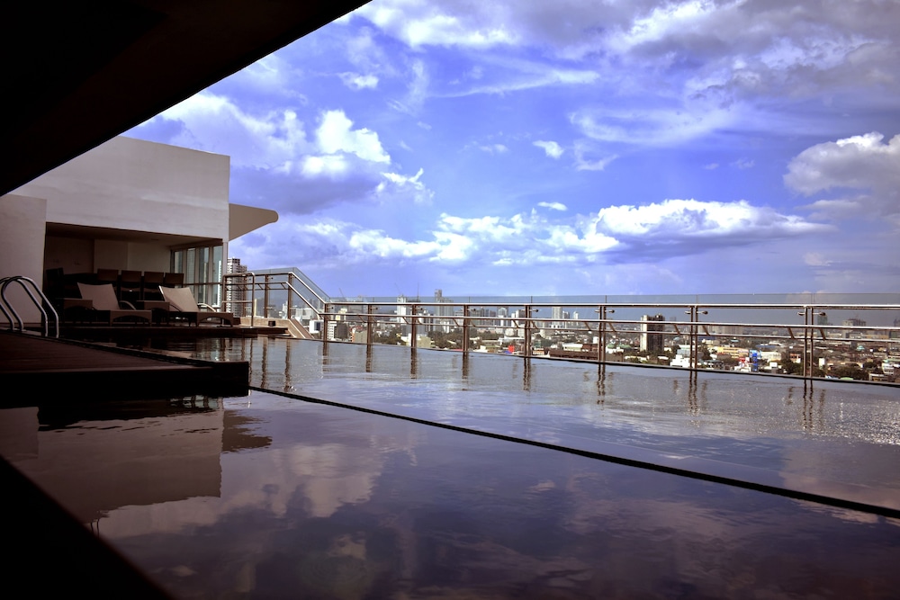 One Central Hotel 37/41
