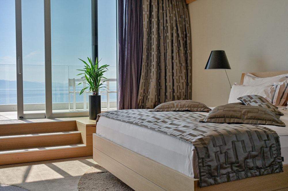 DELUXE, SUITE, SEA VIEW, JETTED TUB