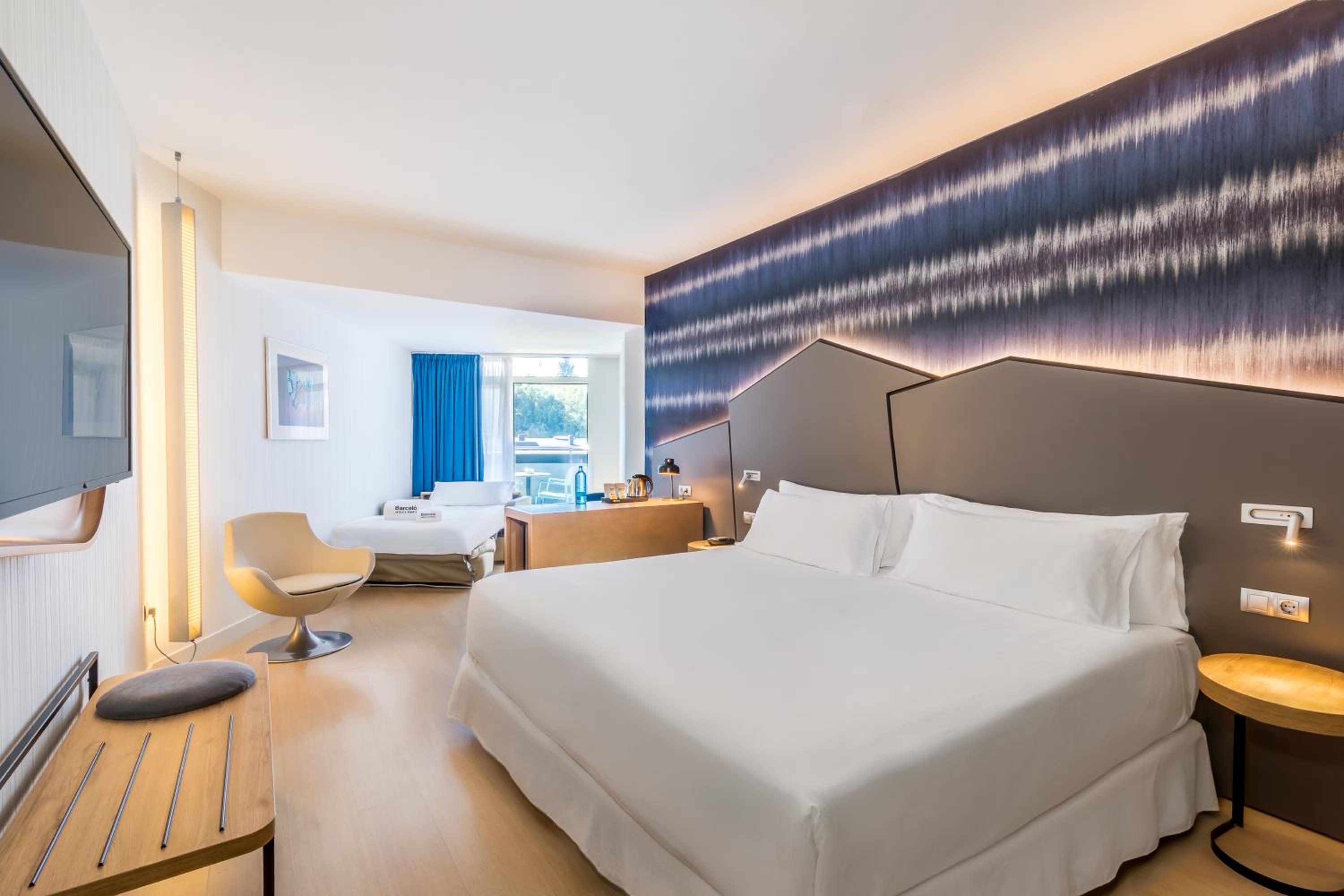 Deluxe, Triple, Twin Beds, Sofa