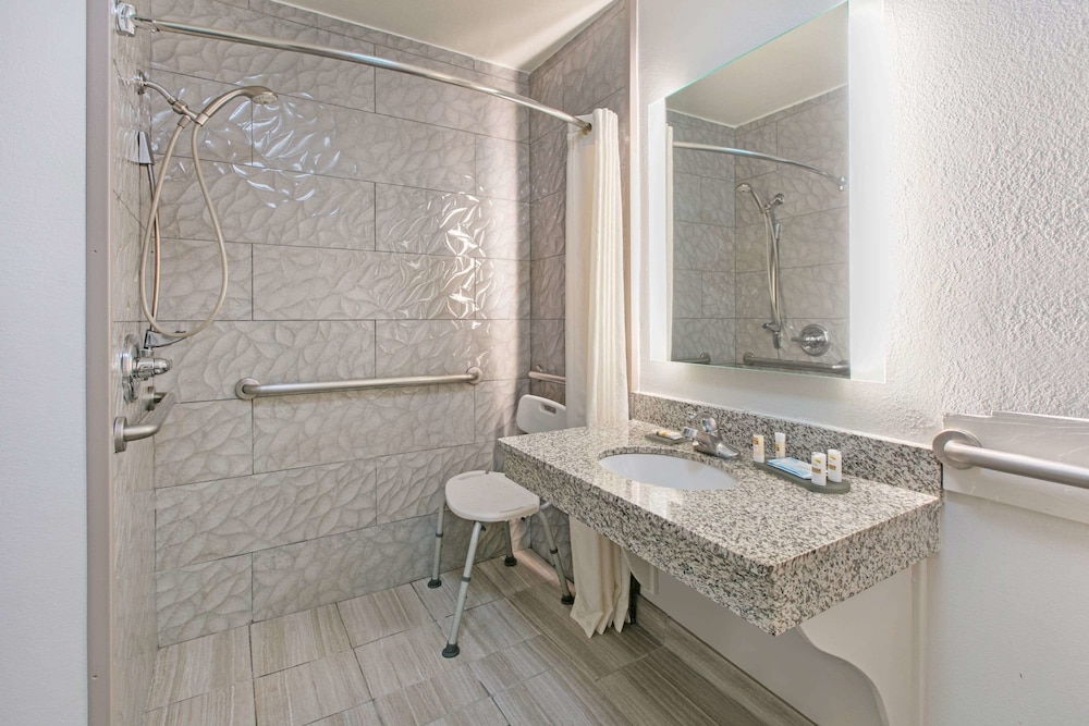 La Quinta Inn & Suites by Wyndham Fredericksburg 20/48
