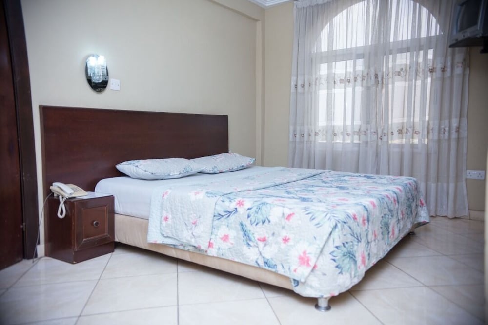 Wadoma Royale Hotel 8/18