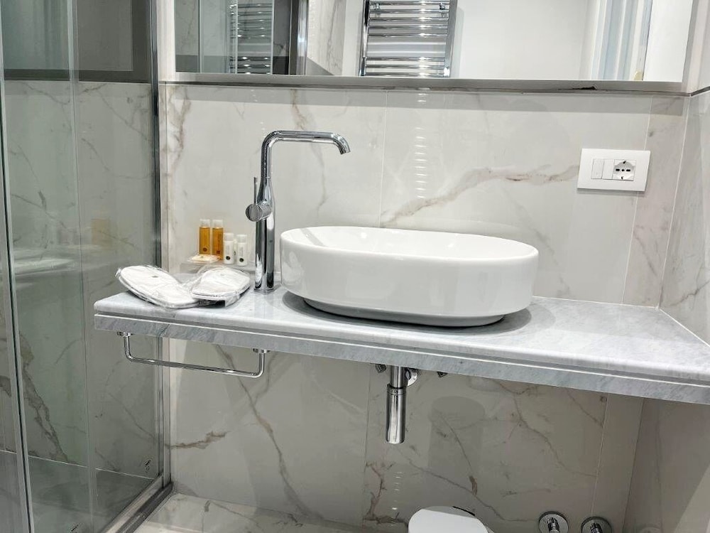 Hotel Alpha 70/72