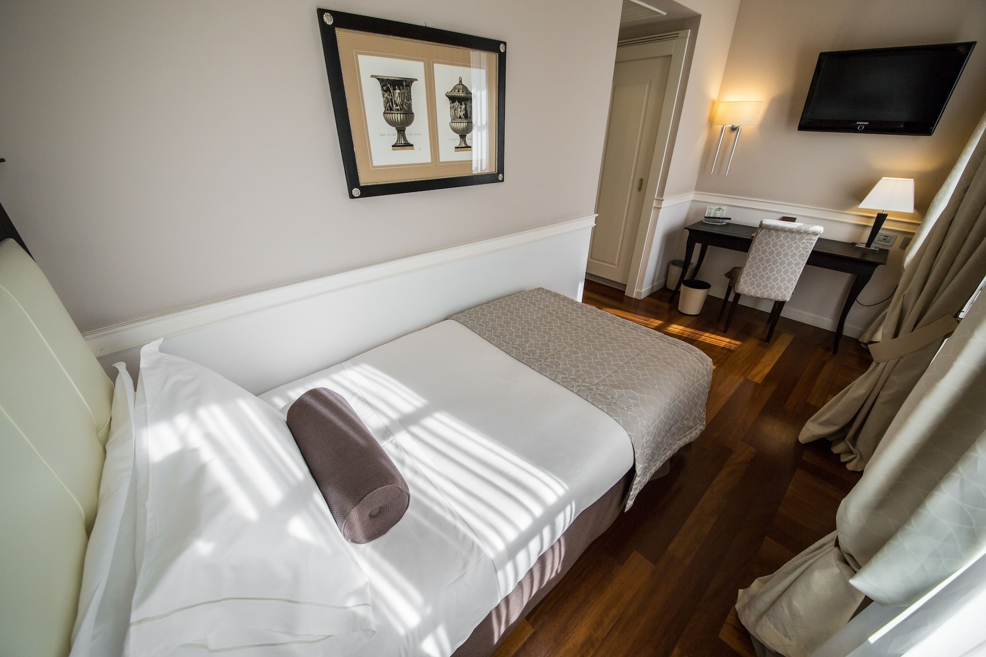 ROOM, SINGLE