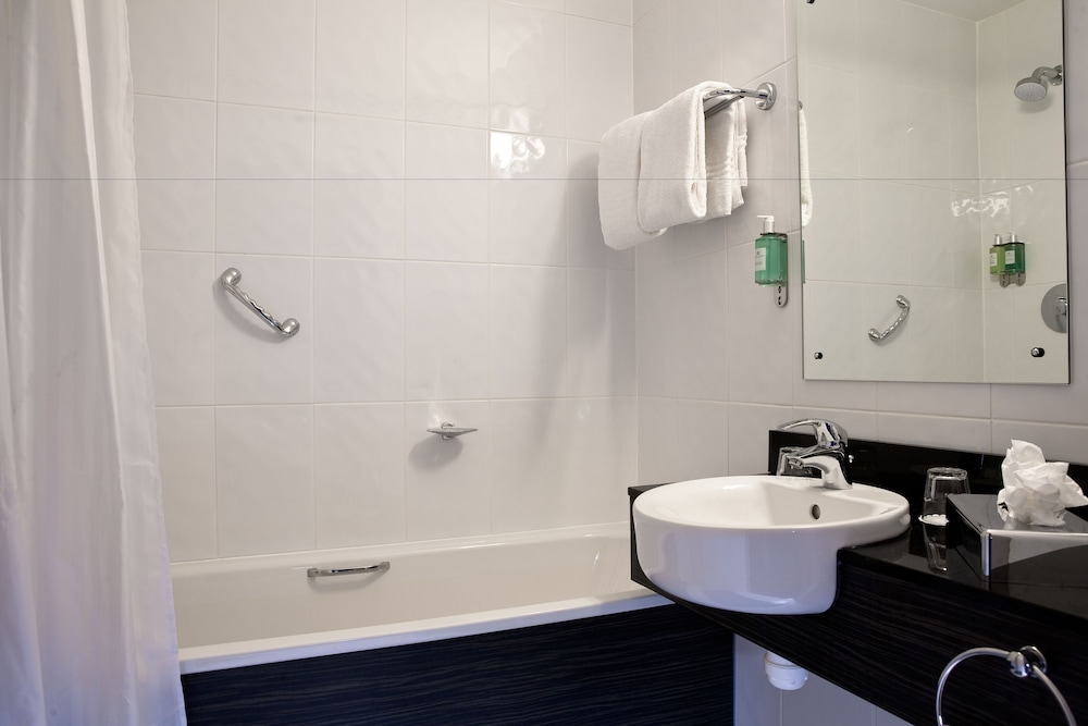 غرفة عائلية بسرير مزدوج مع أريكة، Leonardo Hotel Cork 2/2