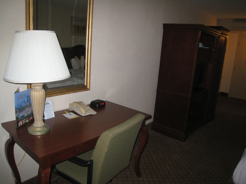 Days Inn by Wyndham Columbus Airport 34/37