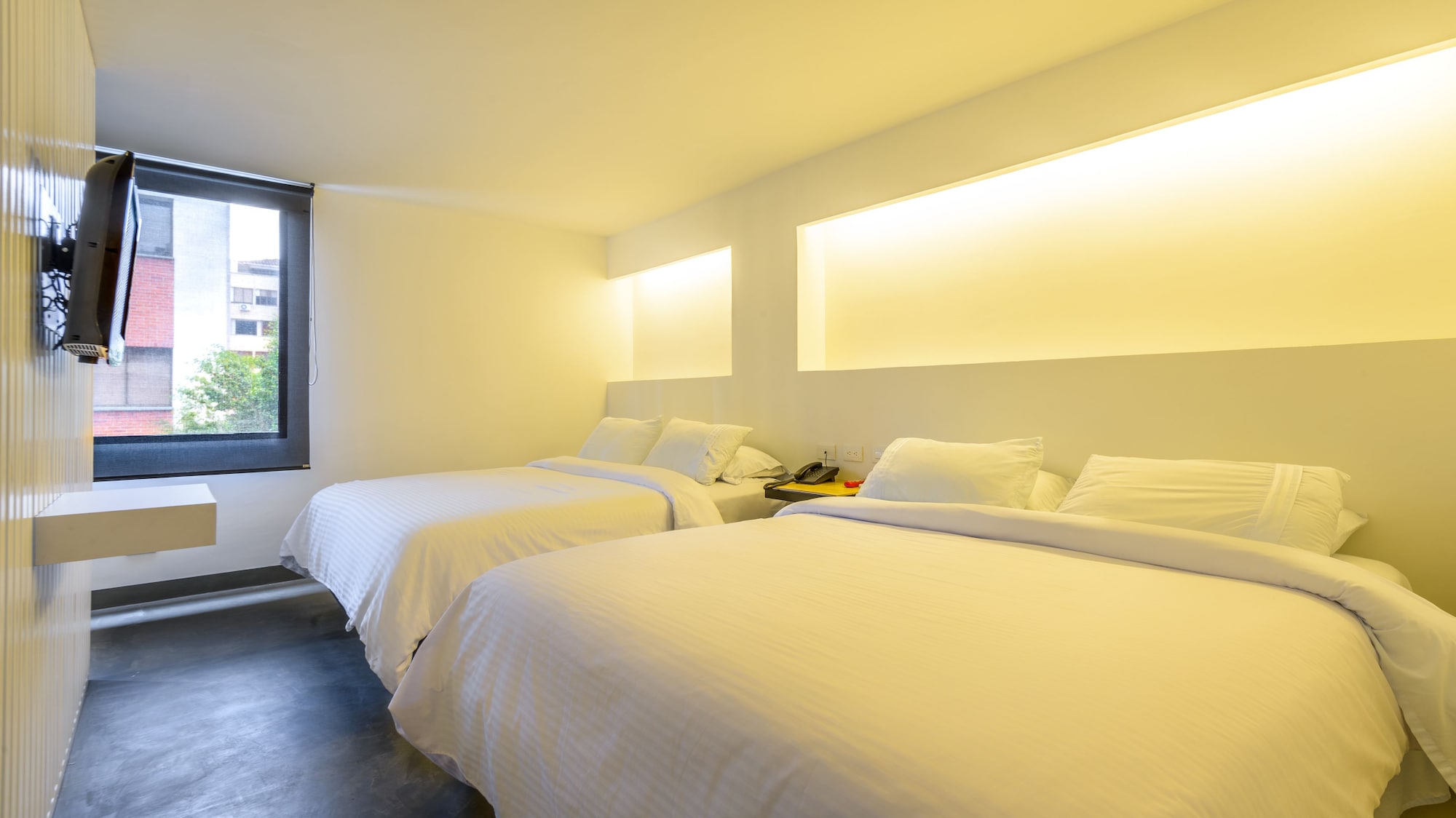 DELUXE, 2 DOUBLE BEDS