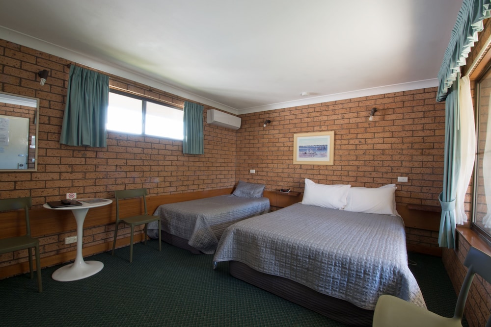 Anchor Bay Motel 12/50